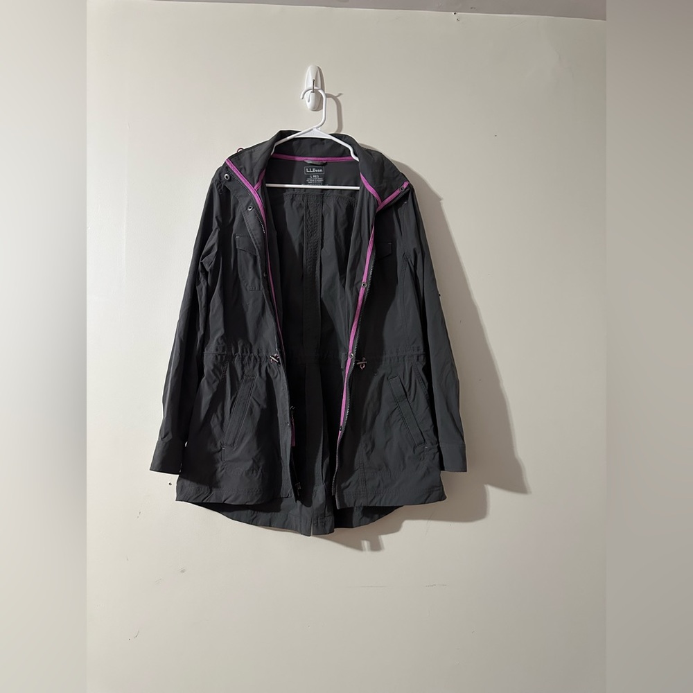 L.L Bean Women’s Raincoat With Removeable Hood Size L
